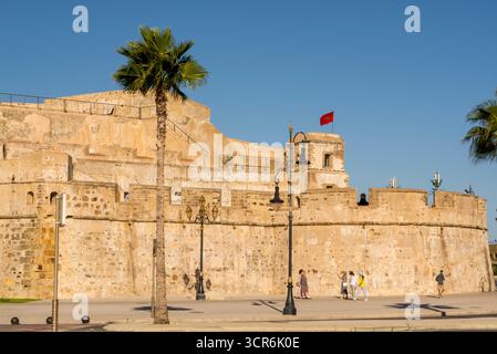 Festungsmedina und Borj dar El Baroud Turm im Hafen von Tanger, Tanger, Marokko, Afrika. Stockfoto