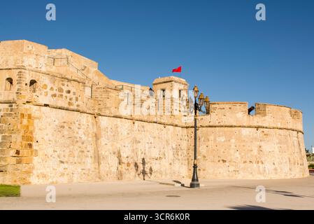 Festungsmedina und Borj dar El Baroud Turm im Hafen von Tanger, Tanger, Marokko, Afrika. Stockfoto