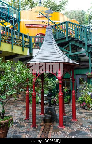 TOKIO, JAPAN - 28. OKTOBER 2024 - Vertikales Bild der Handwasserpumpe auf der Terrasse des Ghibli Museums Mitaka, einem nationalen Wahrzeichen in Tokio. Stockfoto