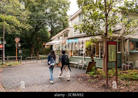 TOKIO, JAPAN - 28. OKTOBER 2024 - Horizontales Bild einer Cafeteria im Inokashira Park, im Herbst, in der die Blätter fallen Stockfoto