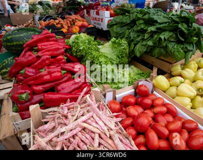 Der lebhafte Tržnica Relja Markt in der historischen Küstenstadt Zadar, der an einem sonnigen Samstag im August 2025 mit frischem Obst und Gemüse gefüllt ist. Stockfoto