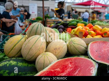 Der lebhafte Tržnica Relja Markt in der historischen Küstenstadt Zadar, der an einem sonnigen Samstag im August 2025 mit frischem Obst und Gemüse gefüllt ist. Stockfoto