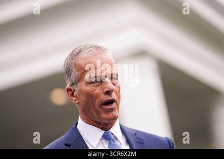 Washington, Usa. September 2025. John Thune, der Mehrheitsführer des Senats, übergibt den Nachrichtenmedien nach einem Treffen der Führung des Kongresses mit Präsident Trump im Weißen Haus in Washington, DC, USA, am 29. September 2025 eine Rede. Die beiden Kammern überparteilichen Führer trafen sich mit Präsident Trump, um die Bedingungen einer Vereinbarung auszuhandeln, um einen Regierungsstillstand zu verhindern. Quelle: Abaca Press/Alamy Live News Stockfoto