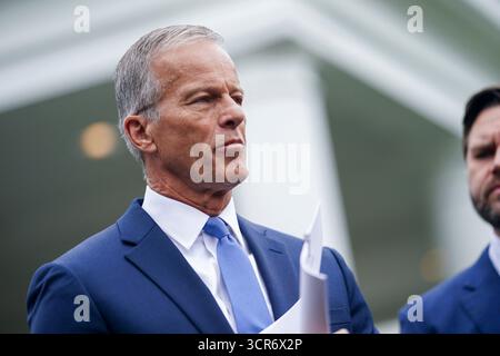 Washington, Usa. September 2025. John Thune, der Mehrheitsführer des Senats, übergibt den Nachrichtenmedien nach einem Treffen der Führung des Kongresses mit Präsident Trump im Weißen Haus in Washington, DC, USA, am 29. September 2025 eine Rede. Die beiden Kammern überparteilichen Führer trafen sich mit Präsident Trump, um die Bedingungen einer Vereinbarung auszuhandeln, um einen Regierungsstillstand zu verhindern. Quelle: Abaca Press/Alamy Live News Stockfoto