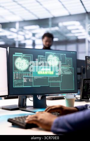 Nahaufnahme der Benachrichtigung, die der Entwickler auf dem Bildschirm erhält, der den Server-Hub neu konfiguriert und optimiert. IT-Experte für Rechenzentren mit PC, um alle Fehler erfolgreich zu beseitigen Stockfoto
