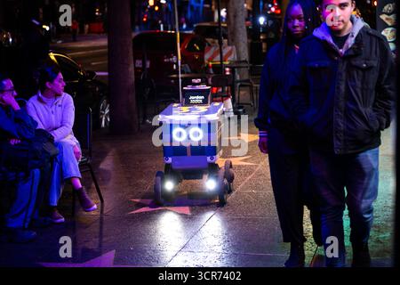 Los Angeles, USA. Dezember 2024. Ein Serve Robotics Lieferroboter in Hollywood, Kalifornien, auf dem Bürgersteig. Stockfoto