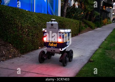 Los Angeles, USA. Dezember 2024. Ein Serve Robotics Lieferroboter in Hollywood, Kalifornien, auf dem Bürgersteig. Stockfoto