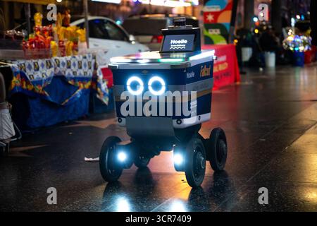 Los Angeles, USA. Dezember 2024. Ein Serve Robotics Lieferroboter in Hollywood, Kalifornien, auf dem Bürgersteig. Stockfoto