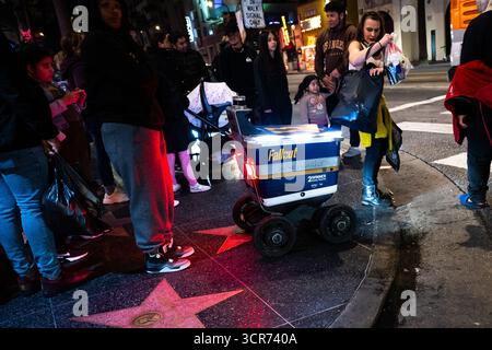 Los Angeles, USA. Dezember 2024. Ein Serve Robotics Lieferroboter in Hollywood, Kalifornien, auf dem Bürgersteig. Stockfoto