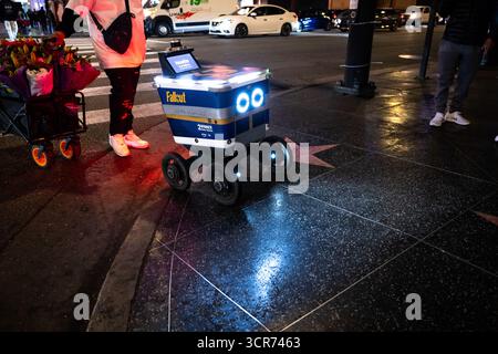 Los Angeles, USA. Dezember 2024. Ein Serve Robotics Lieferroboter in Hollywood, Kalifornien, auf dem Bürgersteig. Stockfoto