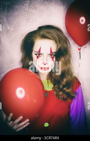 Rothaarige Frau im Halloween-Kostüm, Horrorclown Stockfoto