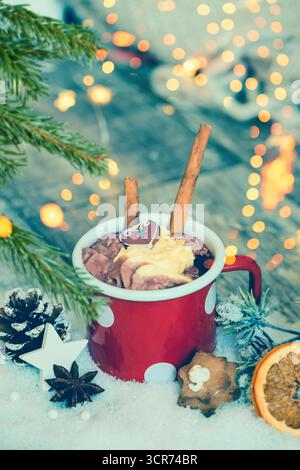 Heißgetränk 'Kakao mit einem Schuss Rum' in Weihnachtsdekoration Stockfoto