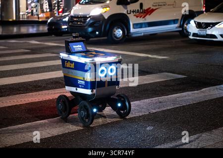 Los Angeles, USA. Dezember 2024. Ein Serve Robotics Lieferroboter in Hollywood, Kalifornien, auf dem Bürgersteig. Stockfoto