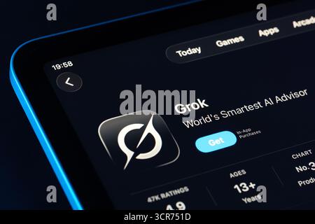 Grob App-Seite im App Store für iPad, Apple Liquid Glass Design in iOS 26 im dunklen Modus. Stafford, Vereinigtes Königreich, 29. September 2025. Stockfoto