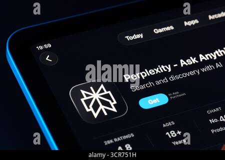 Perplexity App-Seite im App Store für iPad, Apple Liquid Glass Design in iOS 26 mit dunklem Modus. Stafford, Vereinigtes Königreich, 29. September 2025. Stockfoto