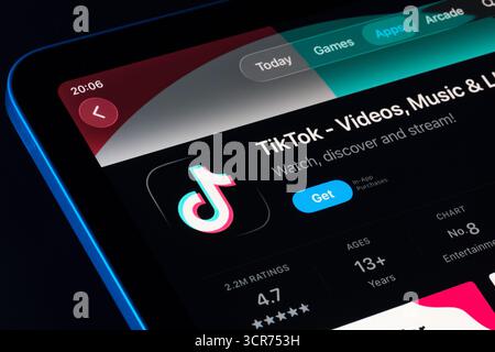TikTok App-Seite im App Store für iPad, Apple Liquid Glass Design in iOS 26 mit dunklem Modus. Stafford, Vereinigtes Königreich, 29. September 2025. Stockfoto