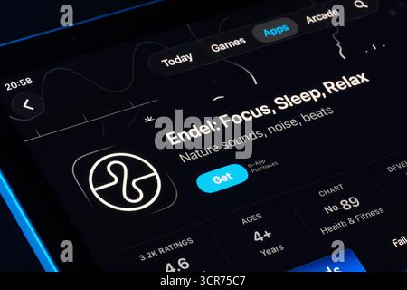 Endel Focus Sleep Relax Listing auf dem iPad, Apple Liquid Glass Look in iOS 26 hebt die aktualisierte Benutzeroberfläche und Typografie hervor. Stafford, Vereinigtes Königreich, Stockfoto