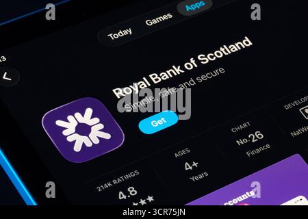 Die Royal Bank of Scotland wurde im iPad App Store im Apple Liquid Glass Style in iOS 26 mit neuen abgerundeten Glasplatten angesehen. Stafford, Großbritannien, September Stockfoto