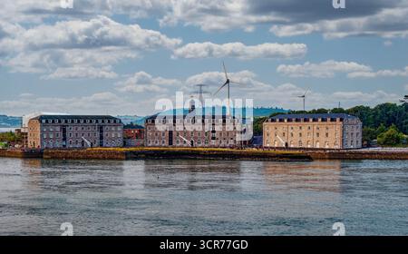 COBH, IRLAND – 15. August 2025: Die Haulbowline Naval Base im Hafen von Cork dient als Hauptquartier des Irish Naval Service, dessen Ursprung ein 19. cen ist Stockfoto
