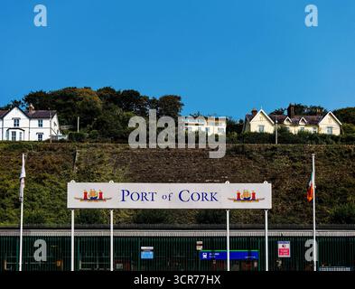 COBH, IRLAND - 15. August 2025: Cobh ist eine historische Hafenstadt, die für ihre farbenfrohen Gebäude, den Kreuzfahrtterminal und als letzter Anlaufhafen bekannt ist Stockfoto