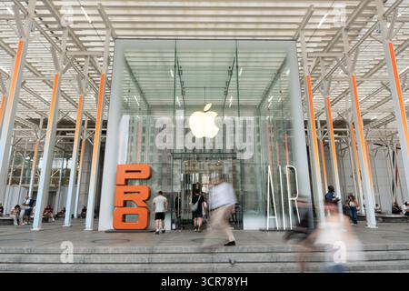 Manhattan, USA. September 2025. Apple Storefront startet am Montag, 29. September 2025, eine Präsentation für das neue iPhone 17 Pro and Air in Midtown, Manhattan, NY. (Foto: Cristina Matuozzi/SIPA USA) Credit: SIPA USA/Alamy Live News Stockfoto
