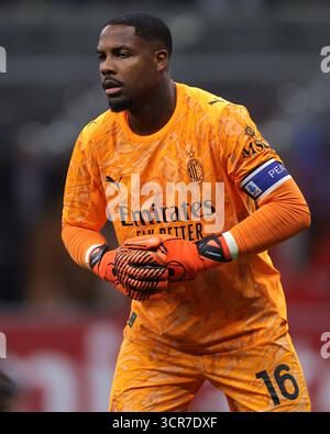 Mailand, Italien. September 2025. Mike Maignan vom AC Milan reagiert beim Spiel AC Milan gegen Napoli Serie A in Giuseppe Meazza, Mailand. Der Bildnachweis sollte lauten: Jonathan Moscrop/Sportimage Credit: Sportimage Ltd/Alamy Live News Stockfoto