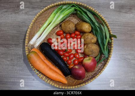 Frischwaren-Arrangement in einem Woven Korb Stockfoto