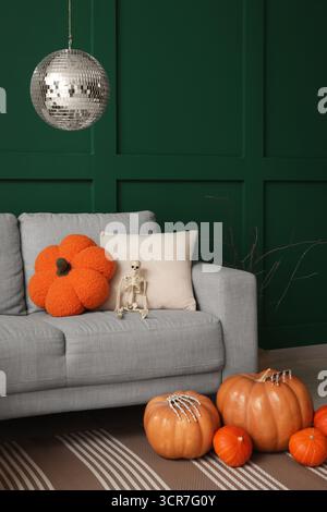 Stilvolles Wohnzimmer mit Sofa und Diskokugel für Halloween-Party Stockfoto
