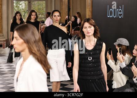 Paris, Frankreich. September 2025. Models präsentieren Kreationen aus den Frühjahr/Sommer 2026 Kollektionen von Laur¨¨l beim Shenzhen Futian Fashion Day Paris, der während der Pariser Modewoche am 29. September 2025 in Paris stattfand. Quelle: Gao Jing/Xinhua/Alamy Live News Stockfoto