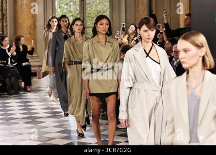 Paris, Frankreich. September 2025. Models präsentieren Kreationen aus den Frühjahr/Sommer 2026 Kollektionen von NEXY.CO beim Shenzhen Futian Fashion Day Paris, der während der Pariser Modewoche am 29. September 2025 in Paris stattfand. Quelle: Gao Jing/Xinhua/Alamy Live News Stockfoto