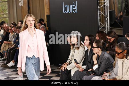 Paris, Frankreich. September 2025. Ein Modell präsentiert eine Kreation aus den Frühjahr/Sommer 2026 Kollektionen von Laur¨¨l beim Shenzhen Futian Fashion Day Paris, der während der Pariser Modewoche am 29. September 2025 in Paris stattfand. Quelle: Gao Jing/Xinhua/Alamy Live News Stockfoto