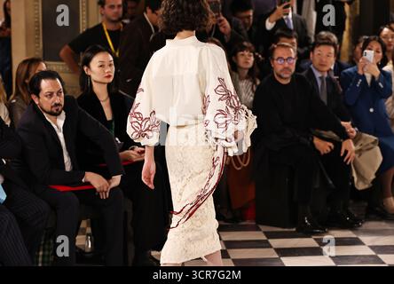 Paris, Frankreich. September 2025. Ein Model präsentiert eine Kreation aus den Frühjahr/Sommer 2026 Kollektionen von YINER beim Shenzhen Futian Fashion Day Paris, der während der Pariser Modewoche am 29. September 2025 in Paris stattfand. Quelle: Gao Jing/Xinhua/Alamy Live News Stockfoto