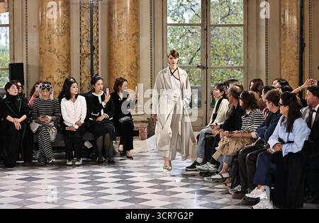 Paris, Frankreich. September 2025. Ein Modell präsentiert eine Kreation aus den Frühjahr/Sommer 2026 Kollektionen von NEXY.CO beim Shenzhen Futian Fashion Day Paris, der während der Pariser Modewoche am 29. September 2025 in Paris stattfand. Quelle: Gao Jing/Xinhua/Alamy Live News Stockfoto