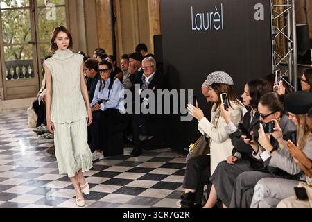 Paris, Frankreich. September 2025. Ein Modell präsentiert eine Kreation aus den Frühjahr/Sommer 2026 Kollektionen von Laur¨¨l beim Shenzhen Futian Fashion Day Paris, der während der Pariser Modewoche am 29. September 2025 in Paris stattfand. Quelle: Gao Jing/Xinhua/Alamy Live News Stockfoto