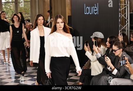 Paris, Frankreich. September 2025. Models präsentieren Kreationen aus den Frühjahr/Sommer 2026 Kollektionen von Laur¨¨l beim Shenzhen Futian Fashion Day Paris, der während der Pariser Modewoche am 29. September 2025 in Paris stattfand. Quelle: Gao Jing/Xinhua/Alamy Live News Stockfoto