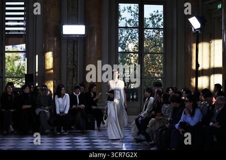 Paris, Frankreich. September 2025. Ein Model präsentiert eine Kreation aus den Frühjahr/Sommer 2026 Kollektionen von YINER beim Shenzhen Futian Fashion Day Paris, der während der Pariser Modewoche am 29. September 2025 in Paris stattfand. Quelle: Gao Jing/Xinhua/Alamy Live News Stockfoto