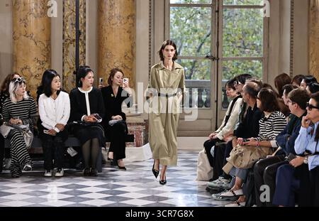Paris, Frankreich. September 2025. Ein Modell präsentiert eine Kreation aus den Frühjahr/Sommer 2026 Kollektionen von NEXY.CO beim Shenzhen Futian Fashion Day Paris, der während der Pariser Modewoche am 29. September 2025 in Paris stattfand. Quelle: Gao Jing/Xinhua/Alamy Live News Stockfoto