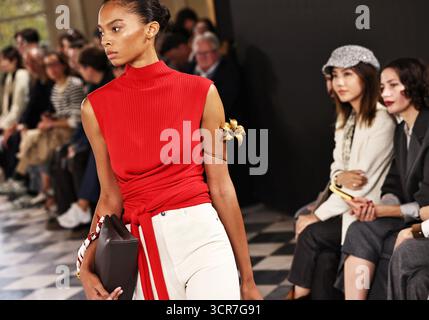 Paris, Frankreich. September 2025. Ein Model präsentiert eine Kreation aus den Frühjahr/Sommer 2026 Kollektionen von YINER beim Shenzhen Futian Fashion Day Paris, der während der Pariser Modewoche am 29. September 2025 in Paris stattfand. Quelle: Gao Jing/Xinhua/Alamy Live News Stockfoto