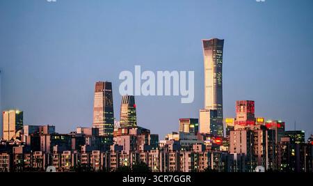 Peking, China - 17. September 2025 : Ein fesselnder Blick in die Dämmerung auf eine moderne Stadtlandschaft mit zahlreichen hoch aufragenden Geschäftsgebäuden. Stockfoto