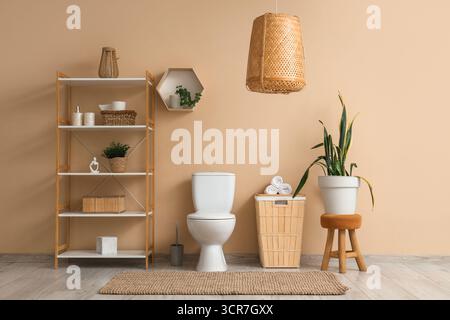 Innenseite der Toilette mit Toilettenschüssel, Regalschrank und Korb Stockfoto