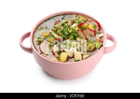 Schüssel mit leckerer Okroshka isoliert auf weißem Hintergrund Stockfoto
