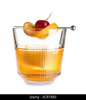 Glas leckerer altmodischer Cocktail garniert mit Kirsche auf weißem Hintergrund Stockfoto