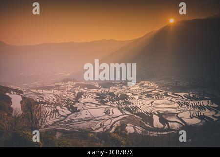 Sonnenaufgang über Yuanyang-Reisterrassen in Yunnan, China, einer der neuesten UNESCO-Weltkulturerbestätten. Stockfoto