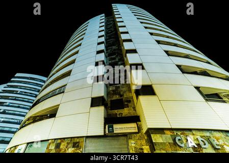 Ein modernes Gebäude mit Zebradesign und beeindruckender Architektur, mit markanten Linien und Kontrasten, die einen modischen urbanen Baustil darstellen. Stockfoto