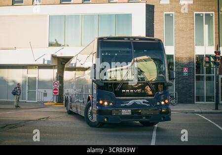 Ein Greyhound-Bus fährt am 20. September 2025 von einem Busbahnhof in Montreal, Quebec, Kanada Stockfoto