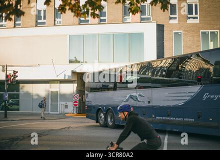 Ein Greyhound-Bus fährt am 20. September 2025 von einem Busbahnhof in Montreal, Quebec, Kanada Stockfoto