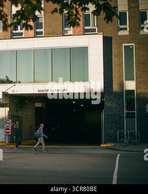 Die Fassade eines Busbahnhofs in Montreal, Quebec, Kanada. September 2025 Stockfoto