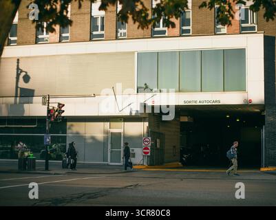 Die Fassade eines Busbahnhofs in Montreal, Quebec, Kanada. September 2025 Stockfoto