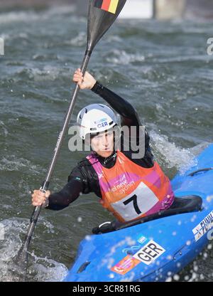 Cranebrook, Australien. September 2025. Ricarda Funk aus Deutschland wurde beim Women's Kayak Cross Individual Event 2025 während der ICF Canoe Kayak Slalom World Championship im Penrith Whitewater Stadium in Aktion gesehen. Funk erreichte 72,99. Quelle: SOPA Images Limited/Alamy Live News Stockfoto