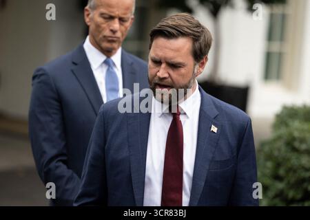 Washington, Usa. September 2025. US-Vizepräsident JD Vance spricht nach einem Treffen zwischen der Führung des Minderheiten- und Mehrheitskongresses und dem US-Präsidenten Donald J Trump am Nordeingang des Weißen Hauses in Washington, DC, am 29. September 2025 vor der Presse. Foto: Mattie Neretin/CNP/ABACAPRESS.COM Credit: Abaca Press/Alamy Live News Stockfoto